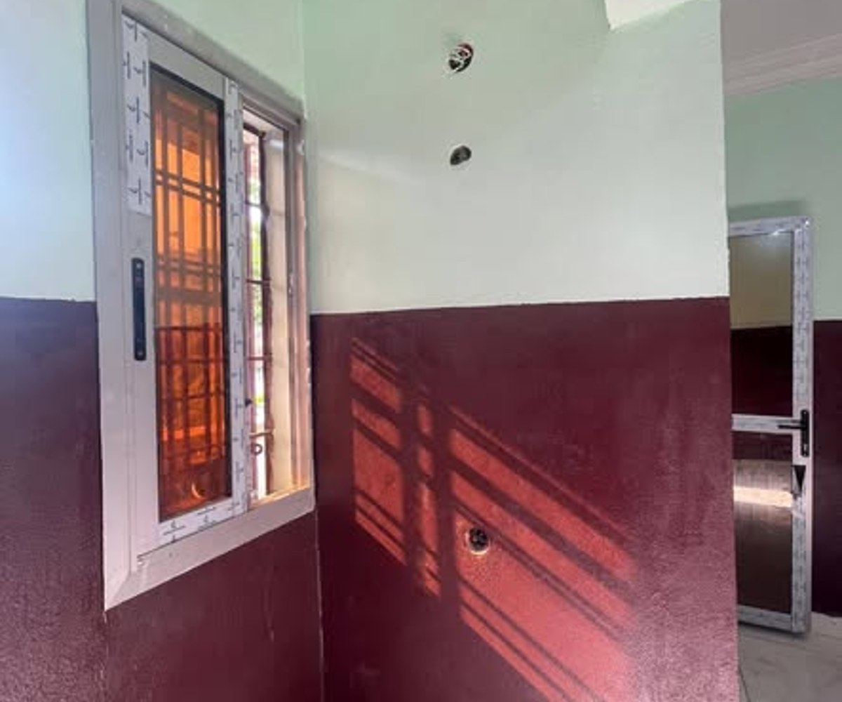 Grande chambre moderne à PK 15