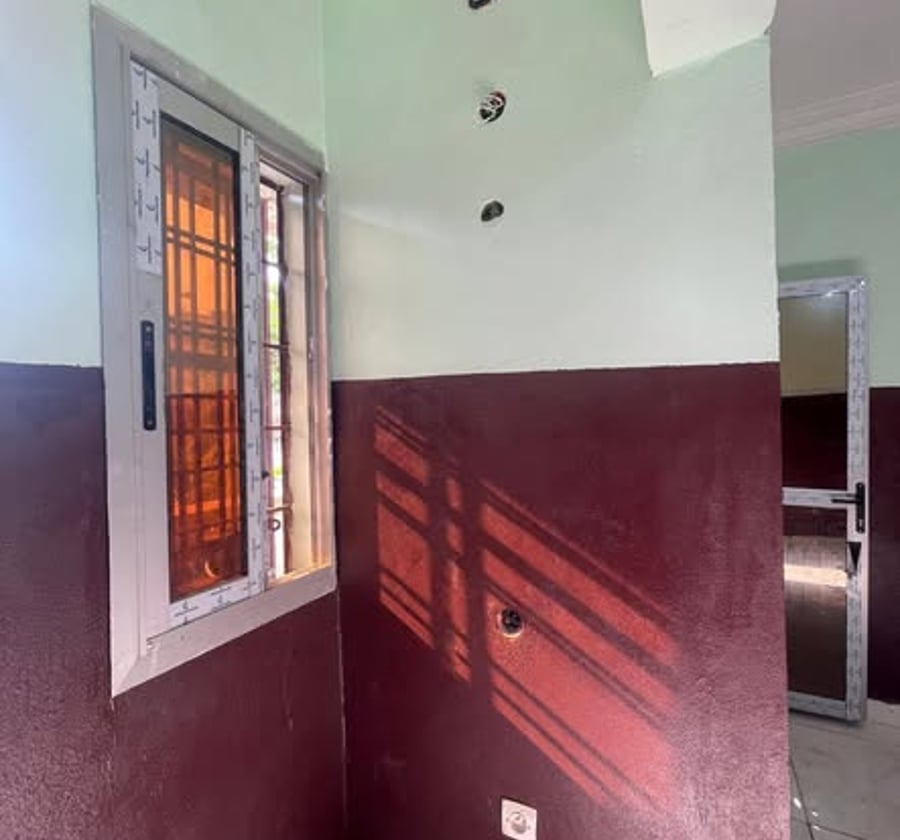 Grande chambre moderne à PK 15