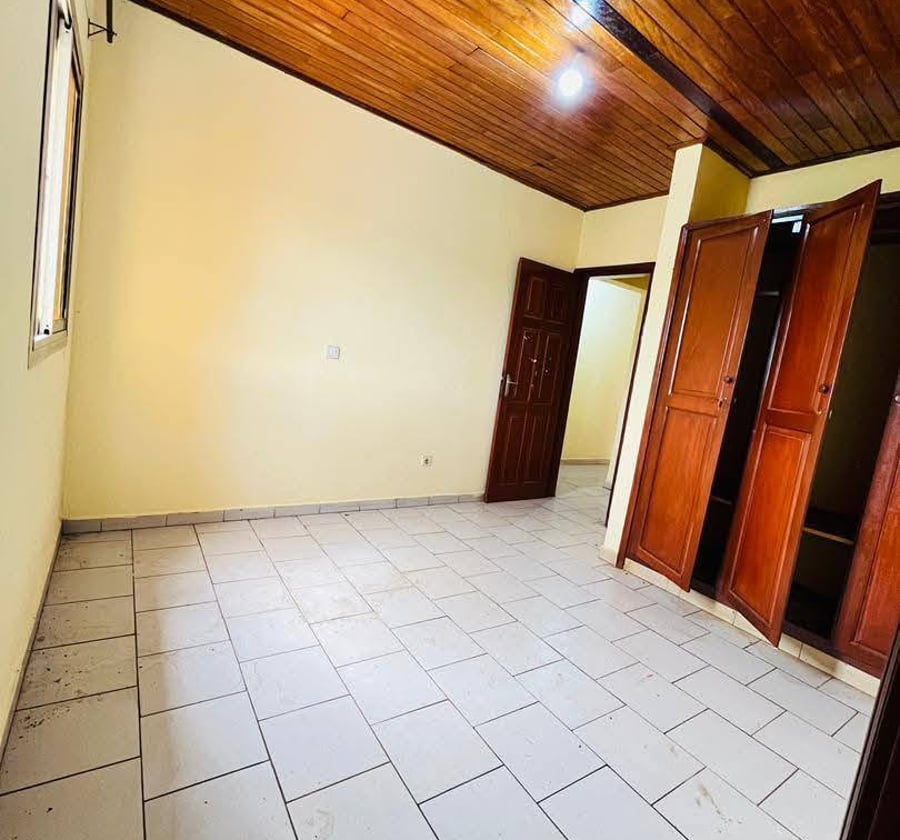 Nsimeyong ( terre rouge ), appartement moderne individuel 02 chambres 03 douches