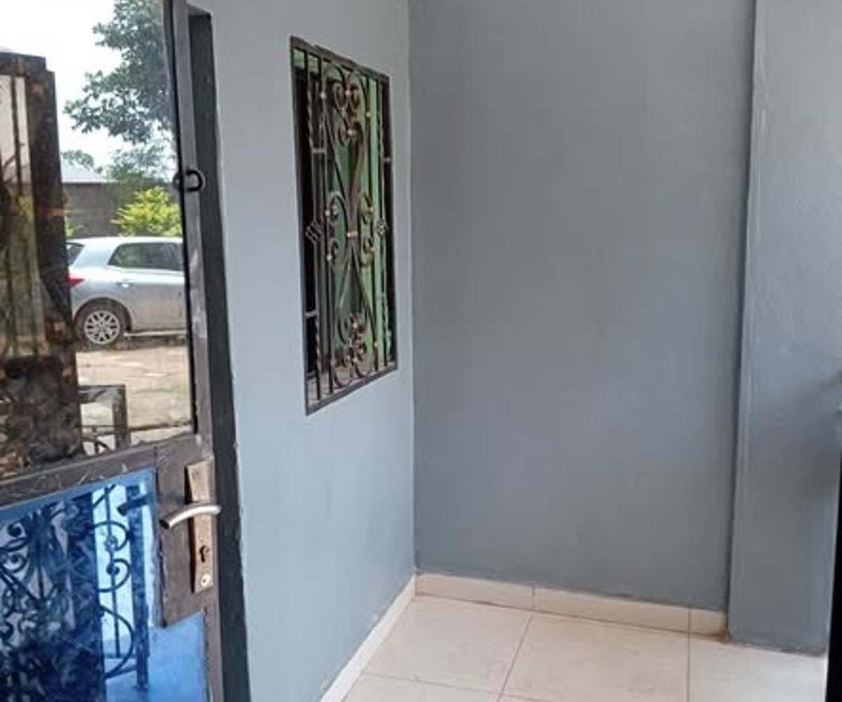 Jolie Appartement à Louer - Odza Petit Marché