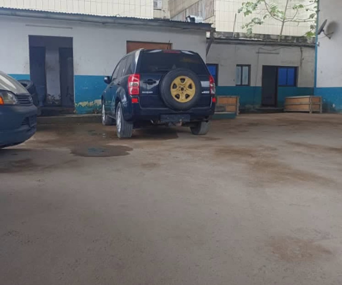 Entrepôt et bureaux à louer - Akwa, Douala