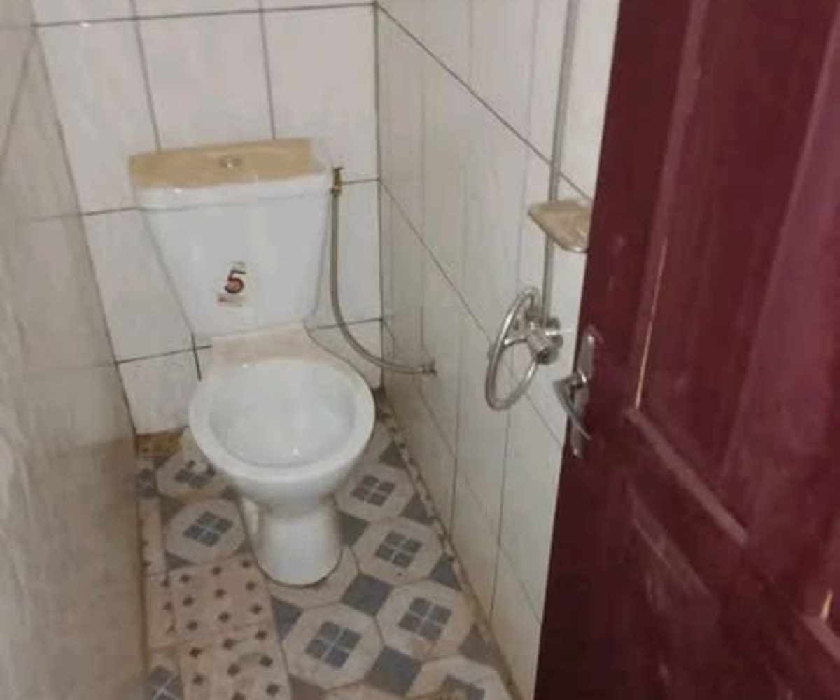 Grande chambre moderne à Ngousso