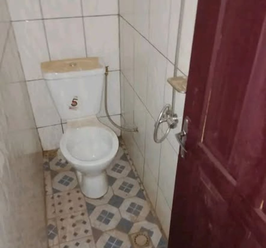 Grande chambre moderne à Ngousso