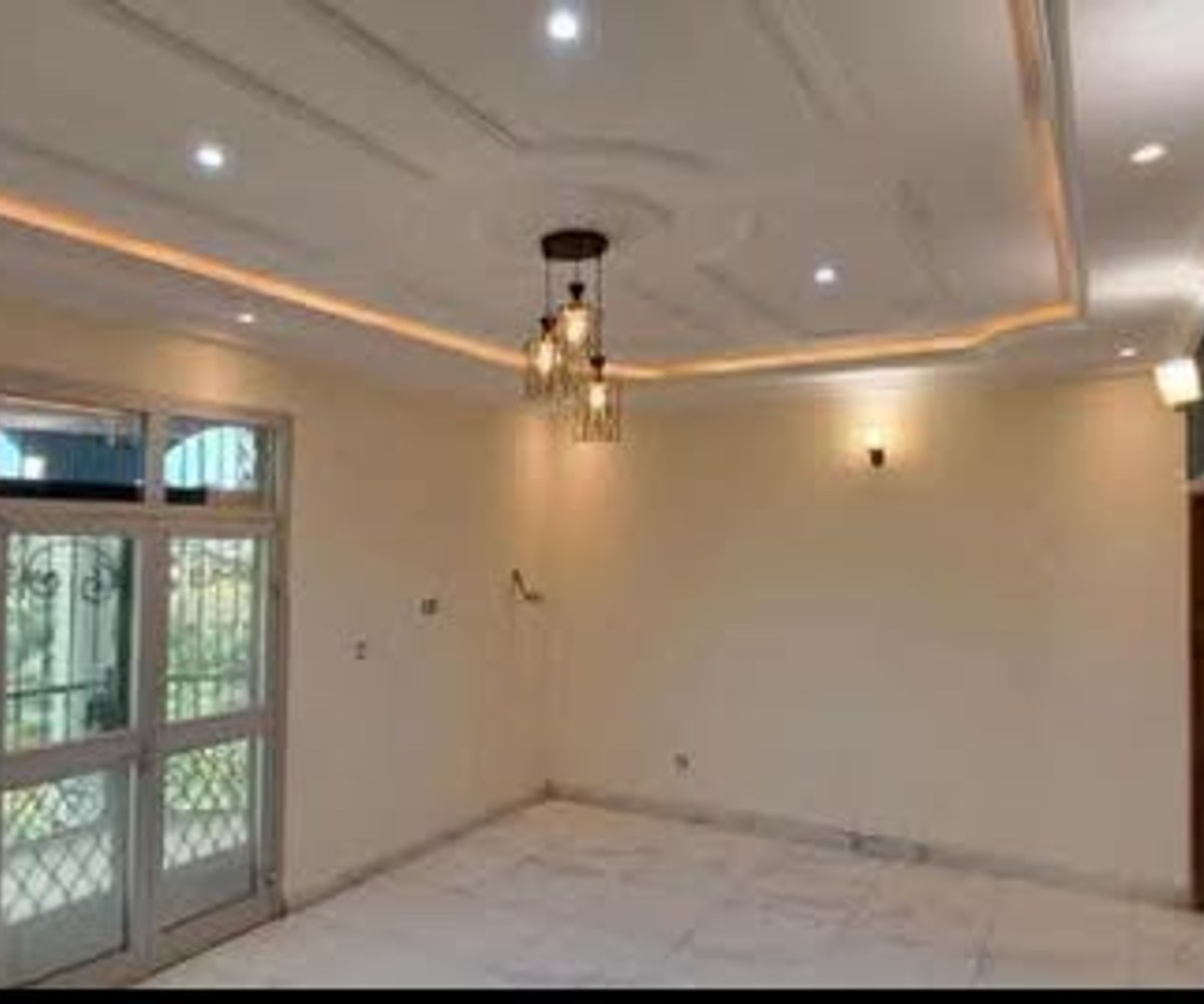 Duplex à louer à Odza – 4 chambres, 5 douches