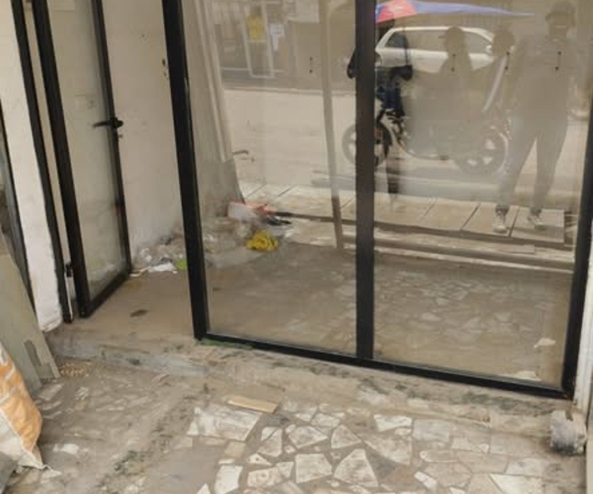 Boutique à louer à Akwa Nord avec petite véranda