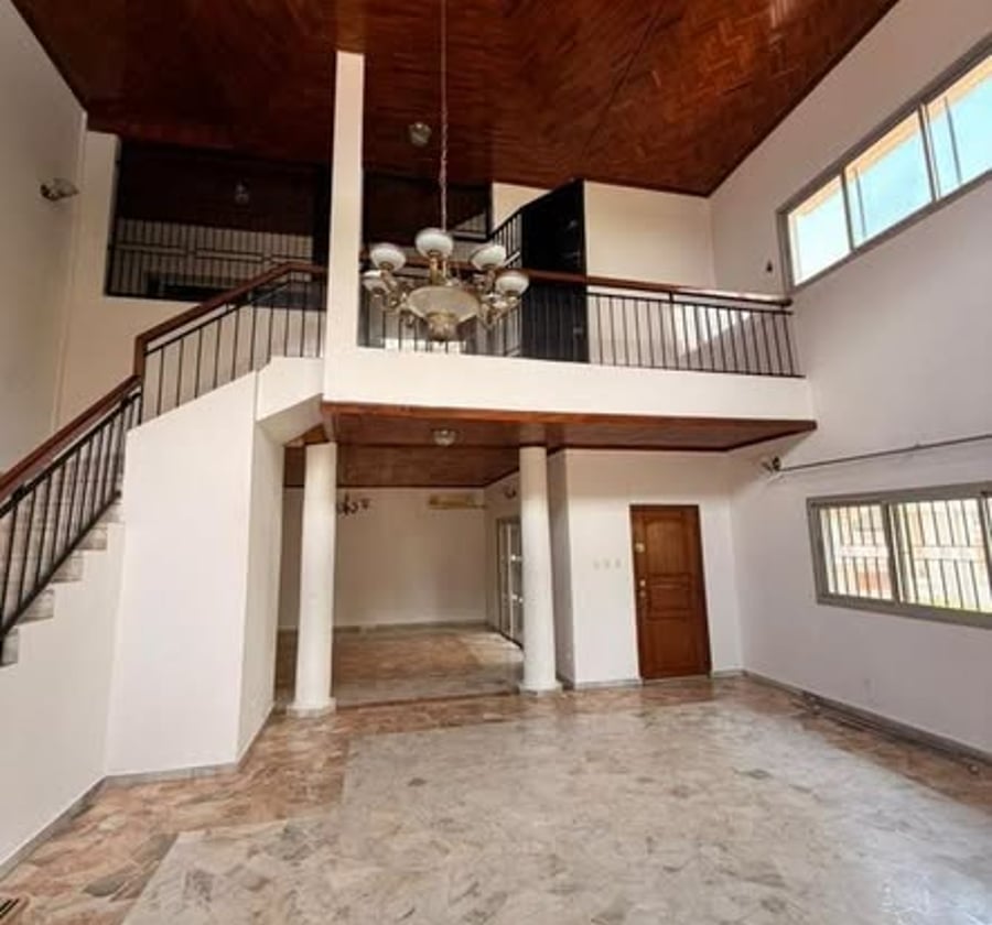 Duplex à vendre - Bastos, Yaoundé - 8 chambres, piscine