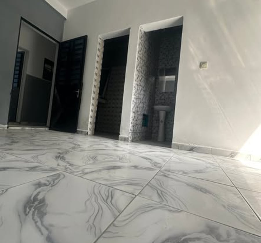 Chambres modernes 3 pièces à PK17 Douala