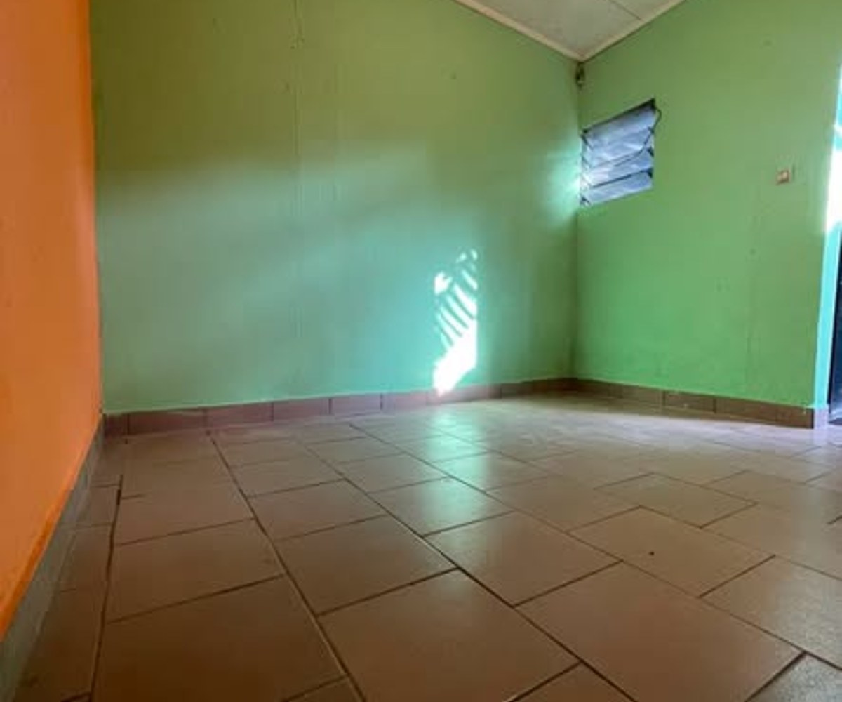 Chambre moderne sans cuisine à Logbessou, Douala