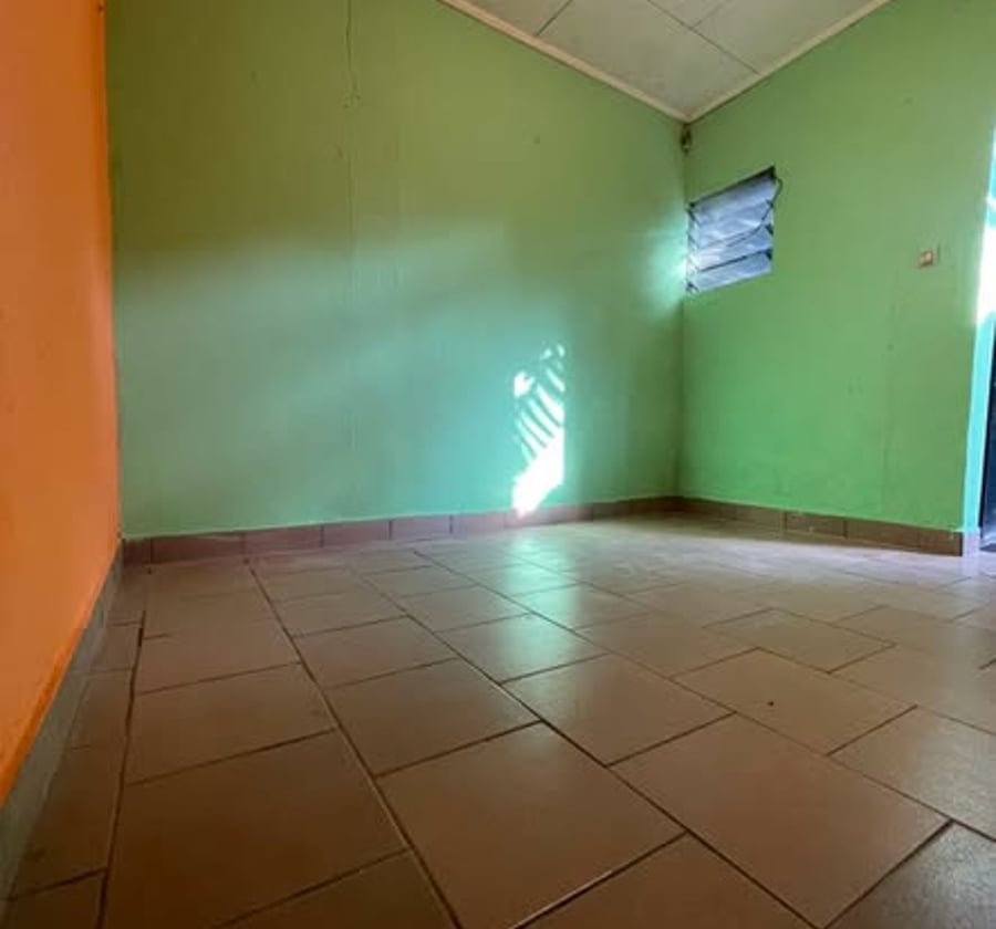 Chambre moderne sans cuisine à Logbessou, Douala