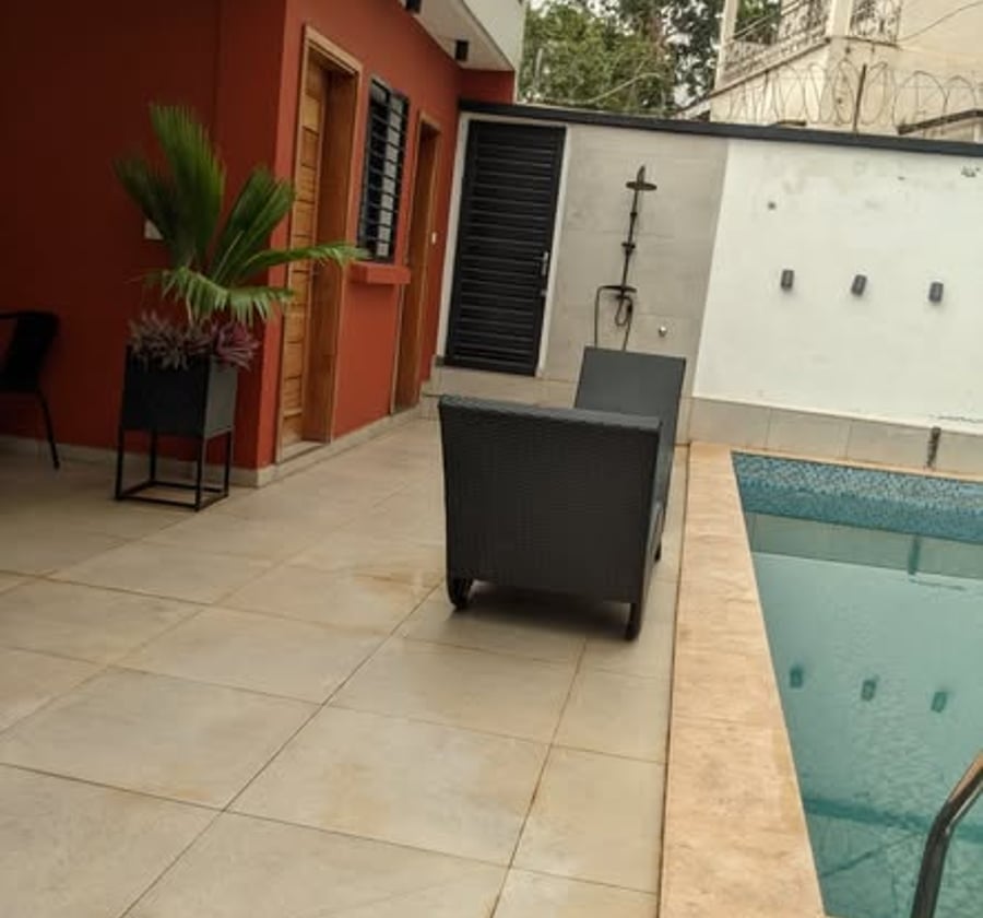 Appartements & studios meublés haut standing à louer – Awae Escalier