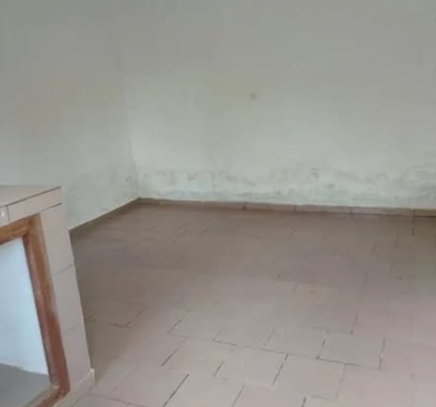 Grande chambre moderne à Nkolfoulou