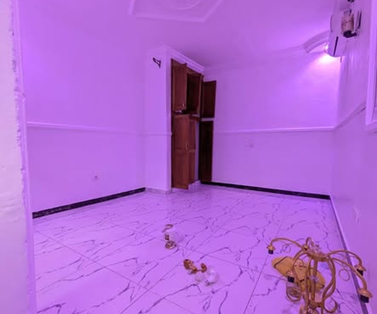 Vaste chambre haut standing climatisée à Kotto