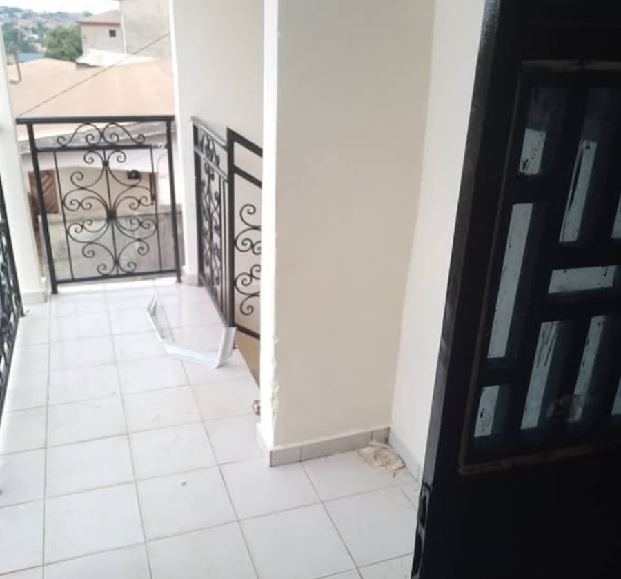 app de 2ch salon cuisine douche balcon à louer à nkolmesseng moto 100 fr du carrefour lycée bilingue d essos accès goudronnée 70 mil fois 6