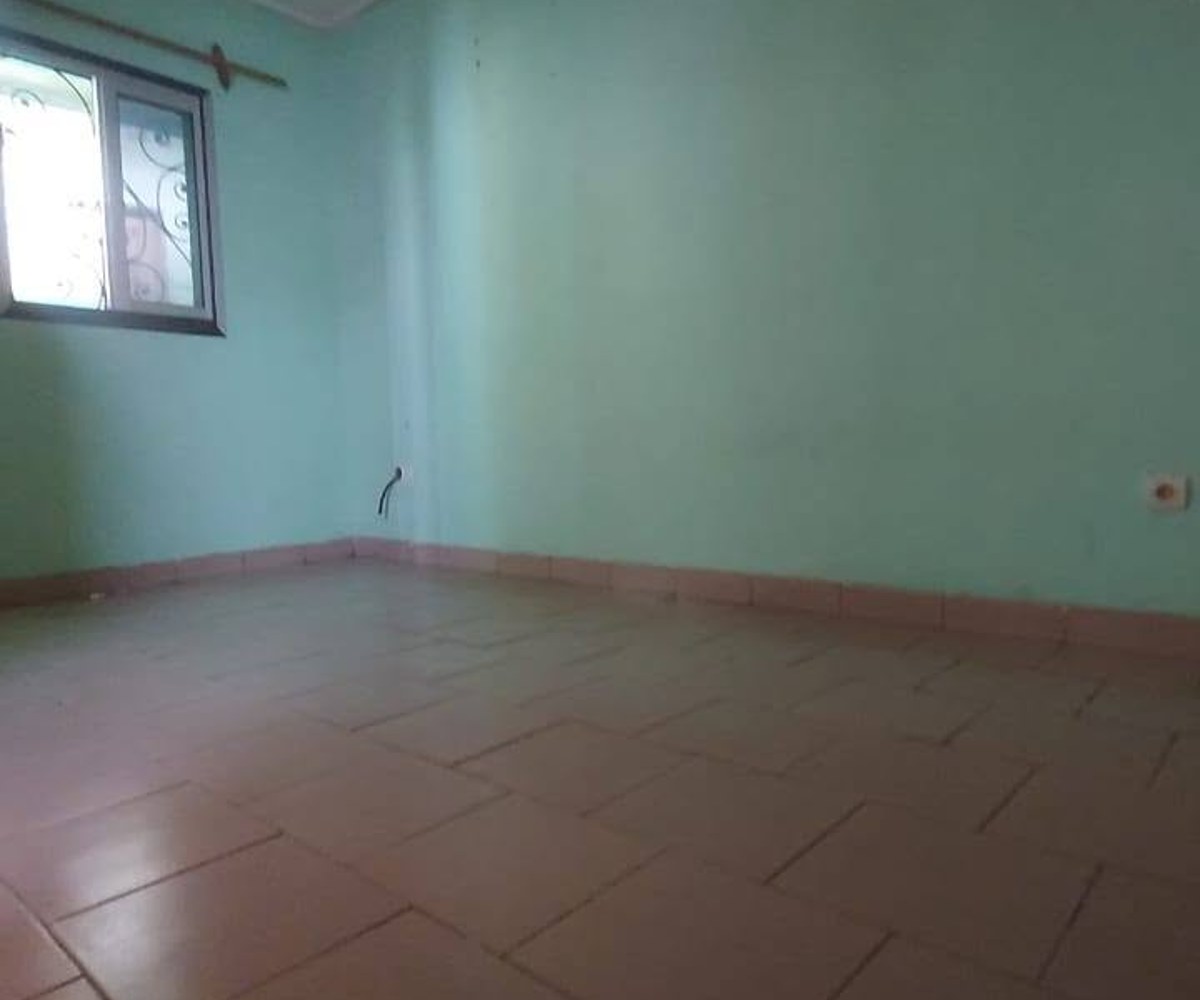 Grande chambre moderne à l'étage – Beedi, Douala