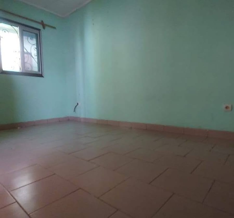 Grande chambre moderne à l'étage – Beedi, Douala