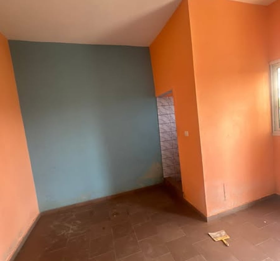 Vaste chambre moderne à louer - PK14 Douala