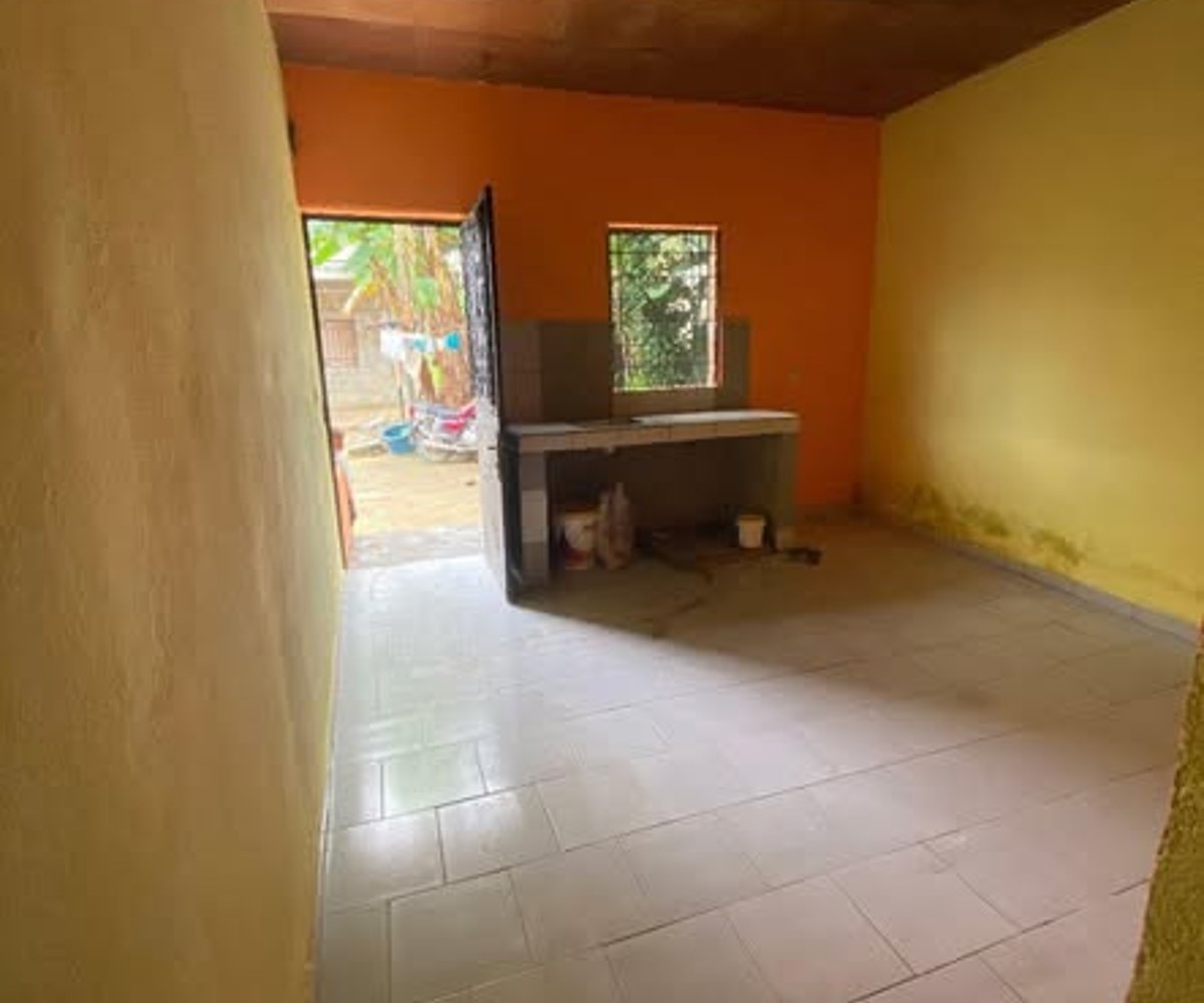Studio moderne à PK 12 - entrée lycée