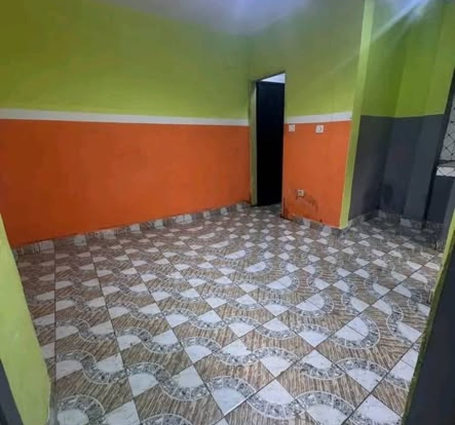 Vaste chambre moderne avec parking à Ngousso