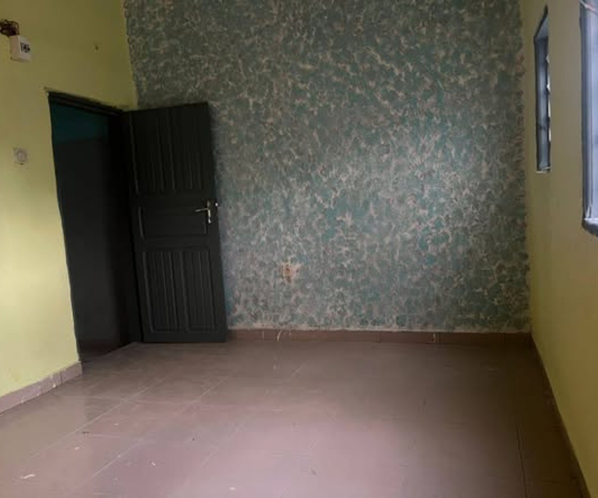 Grande chambre moderne avec douche interne à Bépanda
