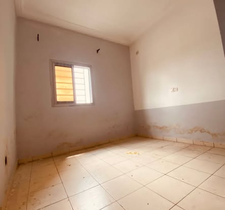 Studio moderne à louer à Kotto Fin Goudron Bangue