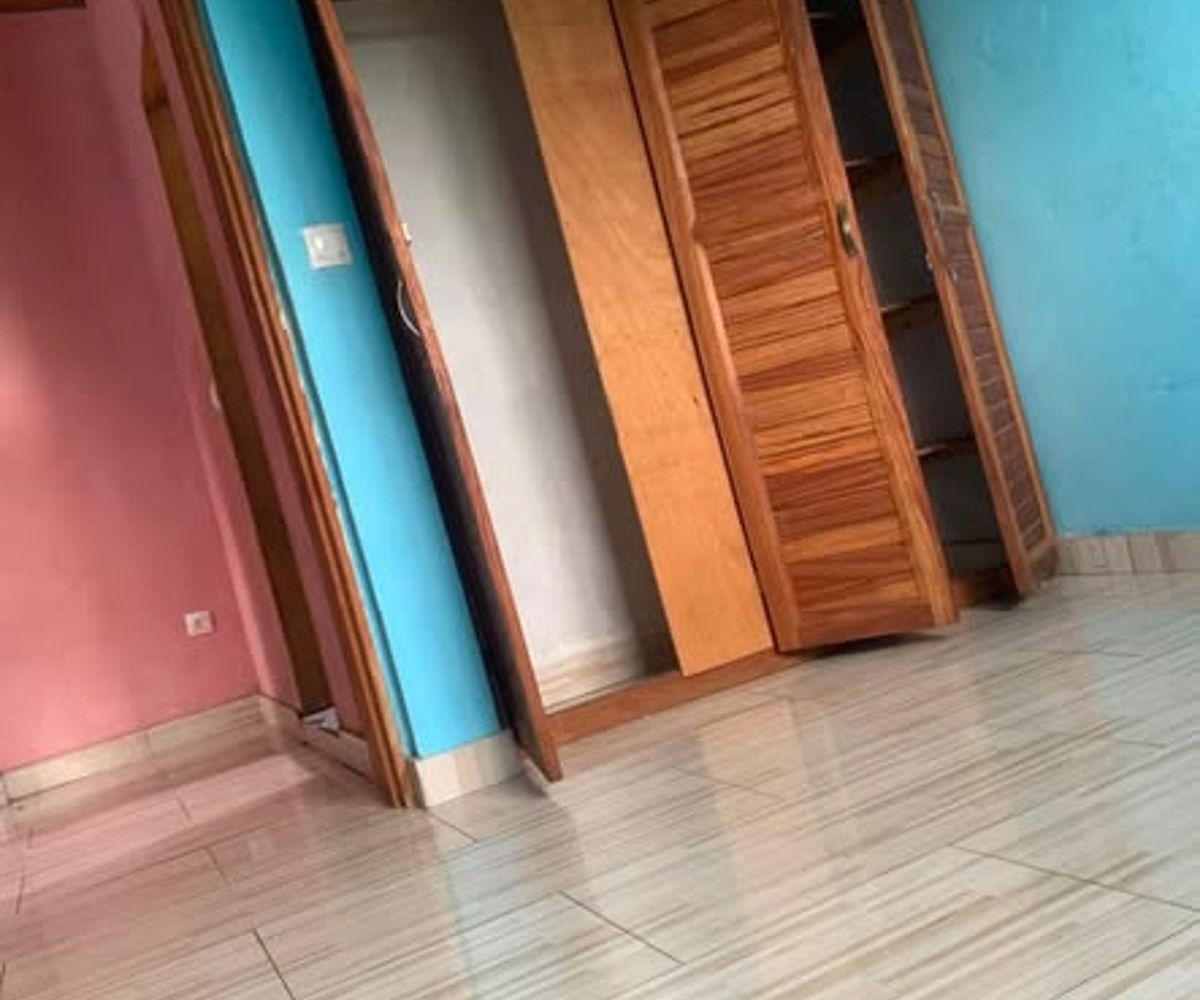Studio moderne à Ndogbassi – Balcon, parking, forage, compteur prépayé