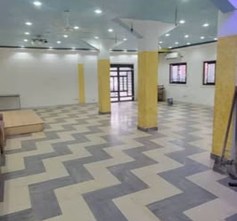 Vaste boutique à louer à Makepe