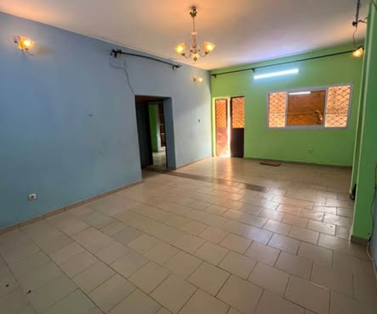 Appartement 3 chambres à louer à Mendong
