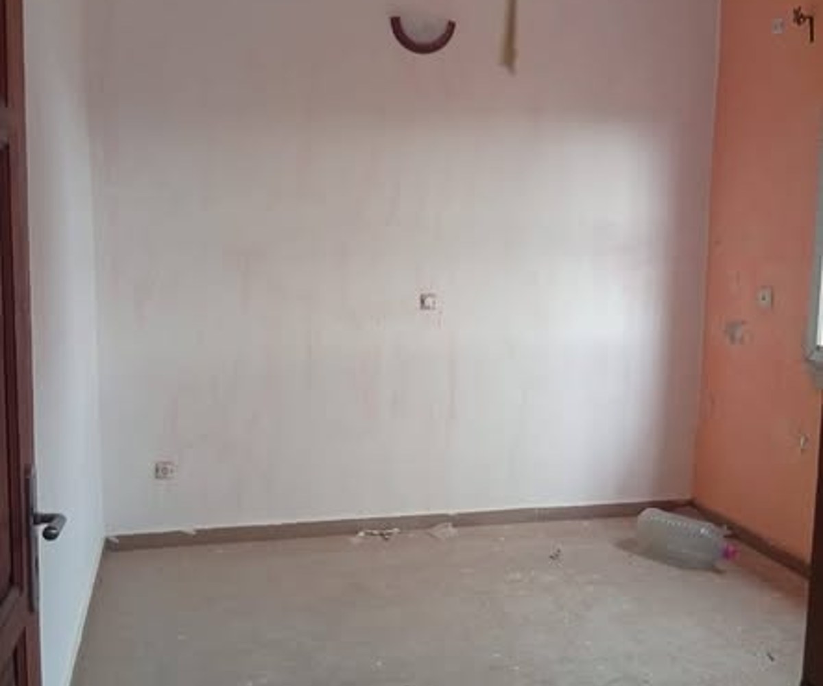 Yaoundé, propre appartement moderne nouvellement construit à louer à 100f seulement du carrefour nkoabang
