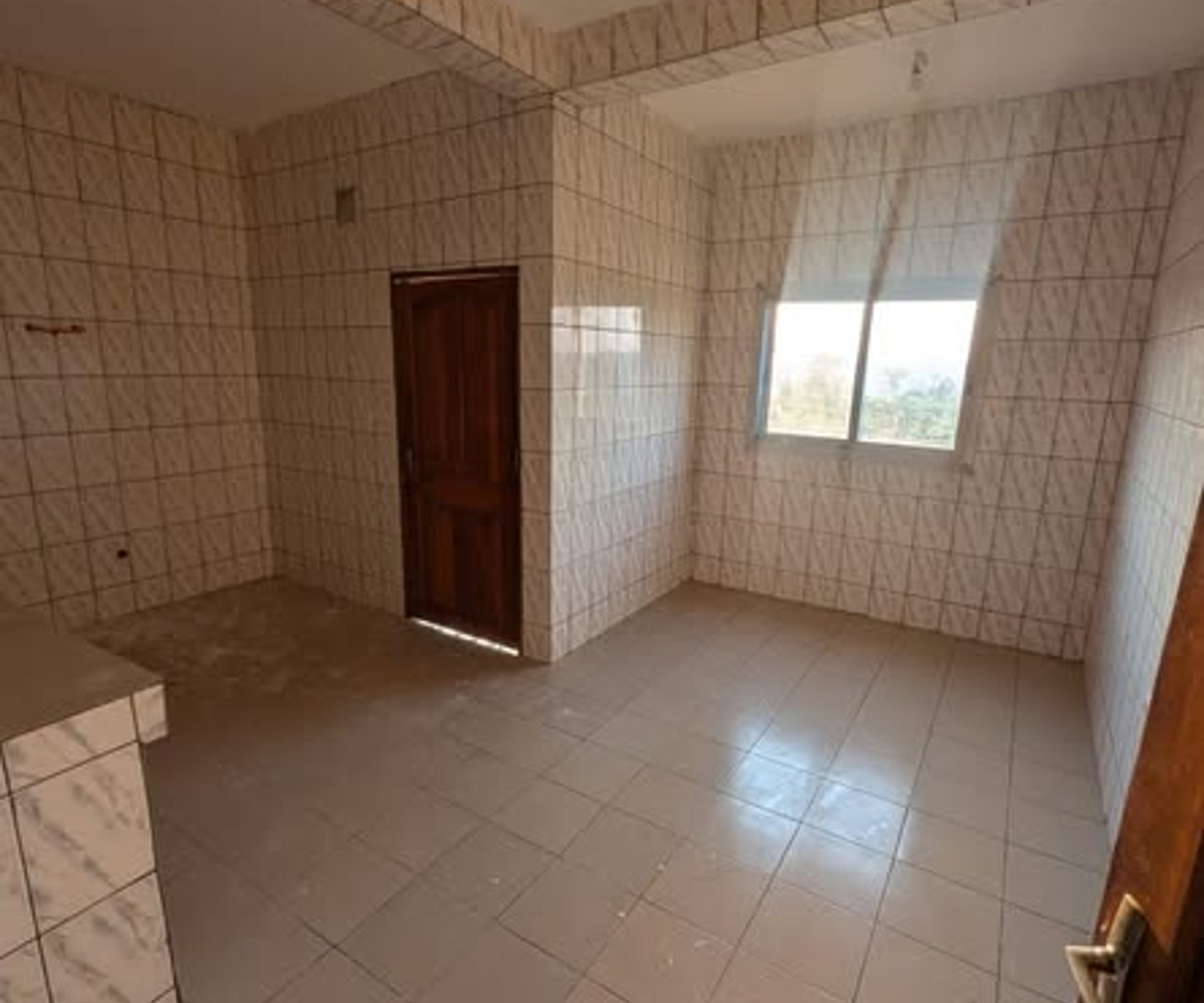 Vaste appartement moderne à louer à Odza