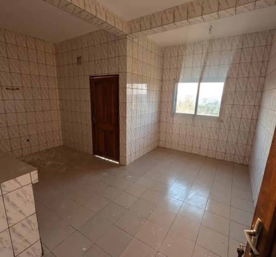 Vaste appartement moderne à louer à Odza