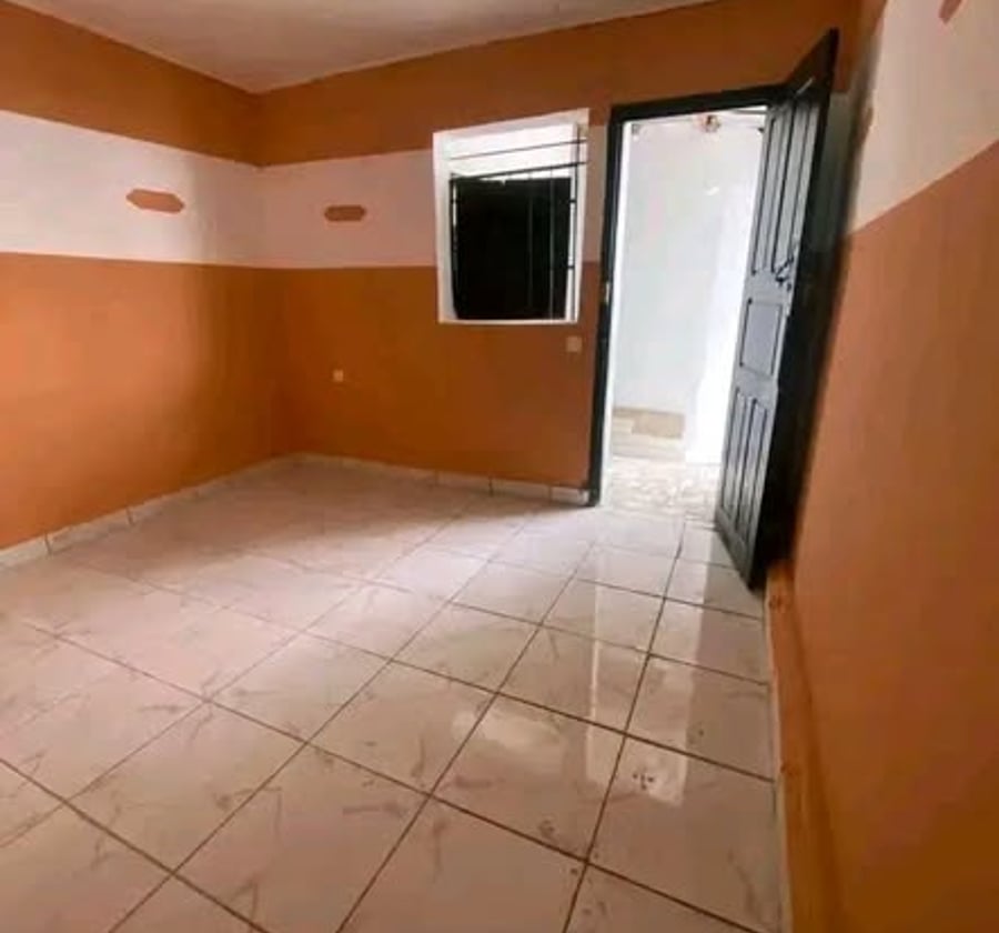 Studio moderne à Nyalla, entrée école