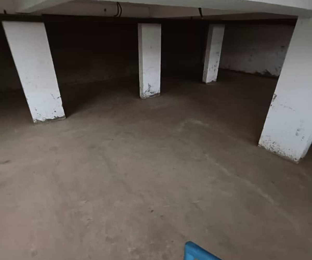 Entrepôt et magasin à louer à Ahala, Yaoundé
