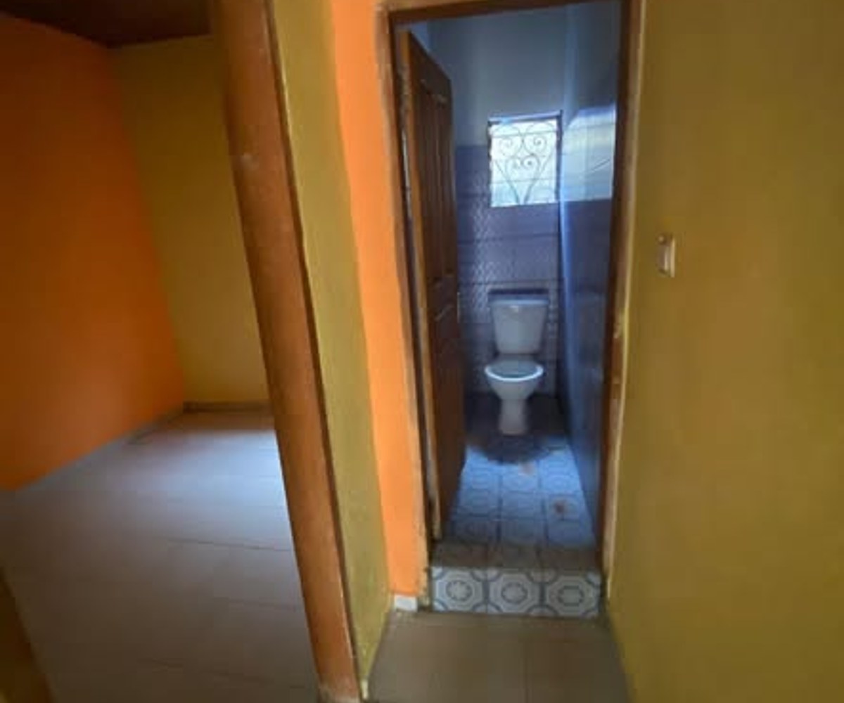 Studio moderne à PK 12 - entrée lycée