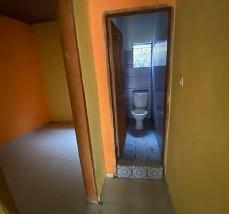 Studio moderne à PK 12 - entrée lycée