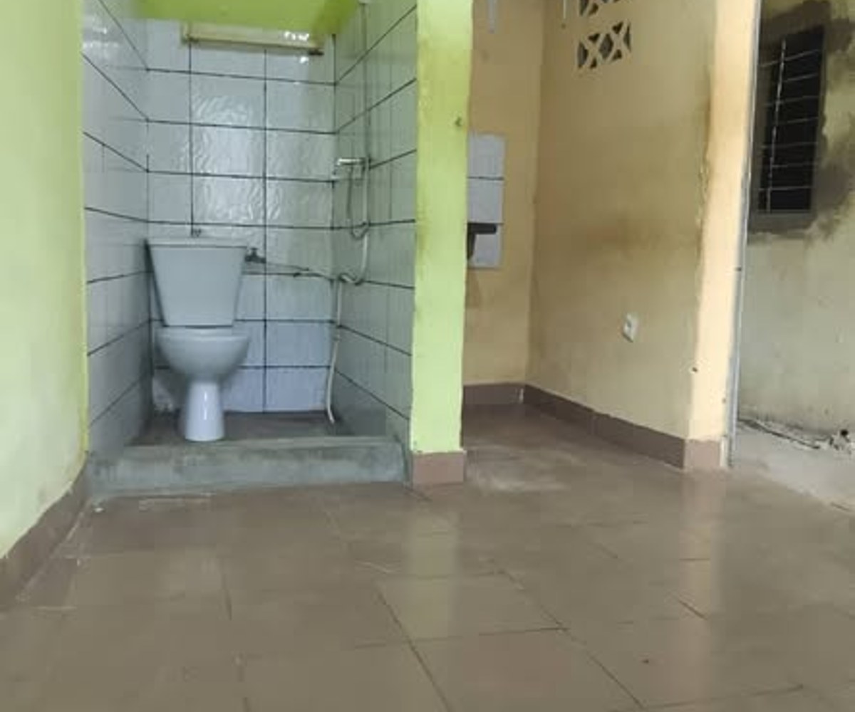 Chambre moderne avec coin cuisine à louer à Beedi, Douala