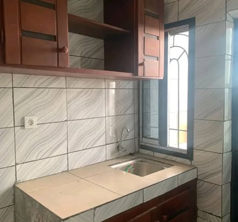Studio moderne à louer au carrefour Nkoabang