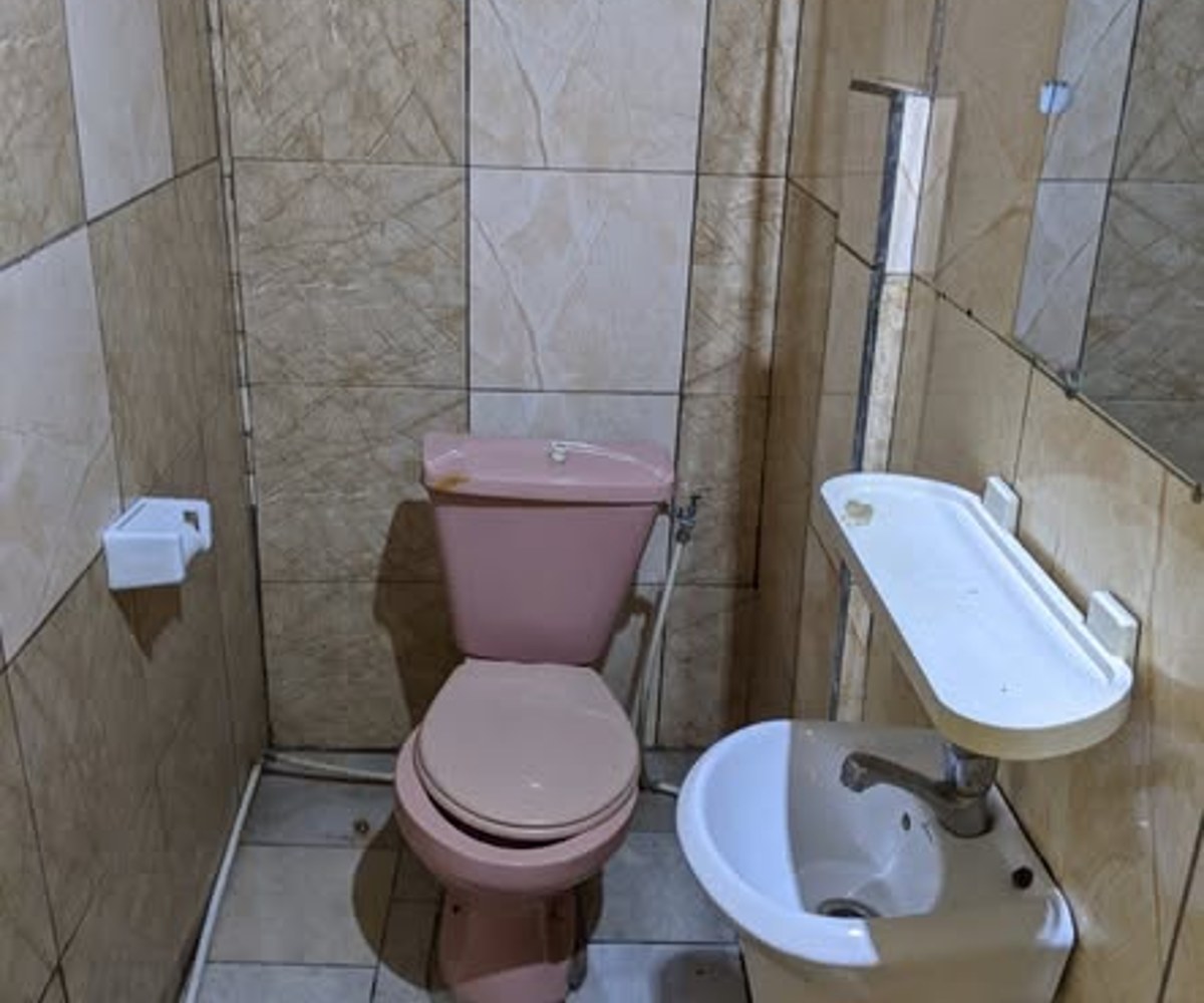 Vaste chambre moderne à louer au Petit Génie Simbock