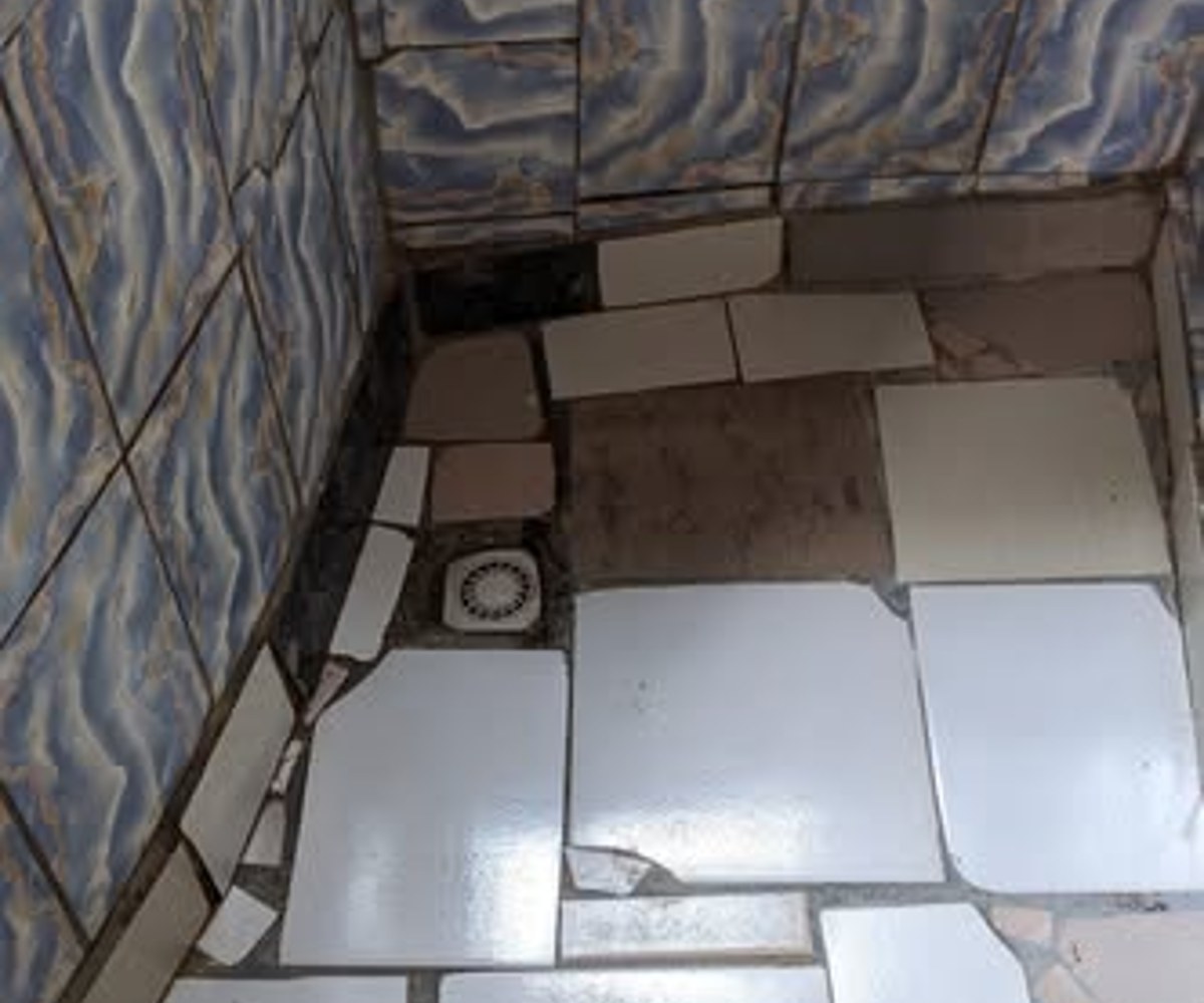 Vaste chambre semi-moderne à louer à Obobogo