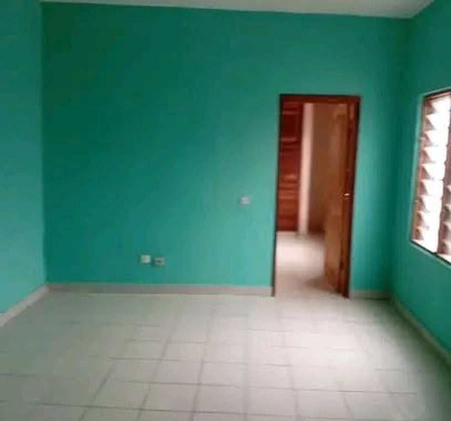 Studio moderne à louer à Nyalla rail, proche Ndokoti