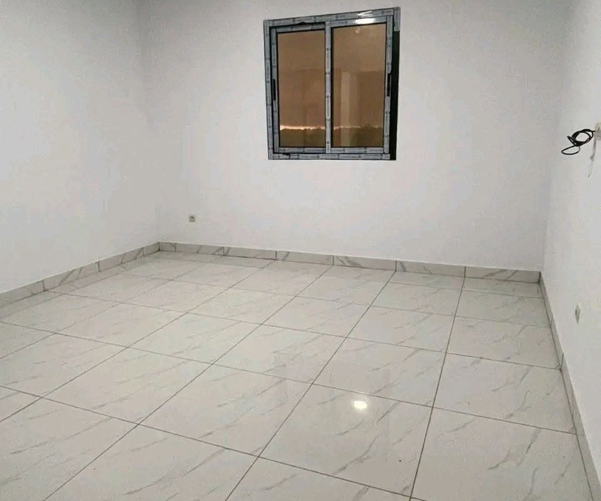 Le prix vient de juter. 80mil. Appartement moderne à louer. Awae escalier moto. 300f pour la carrière