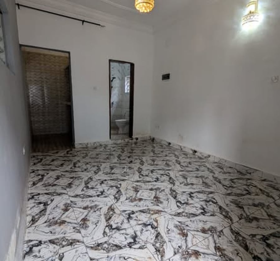 Chambre spacieuse à Tsinga Village