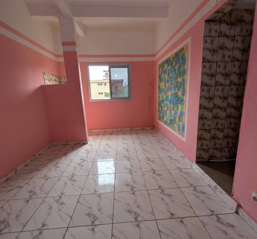 Jolie et vaste chambre à louer à Logbessou