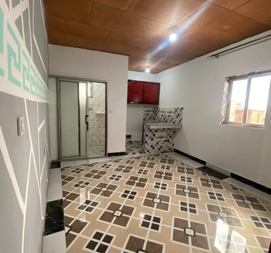 Chambre avec coin cuisine à louer à l'entrée Simbock
