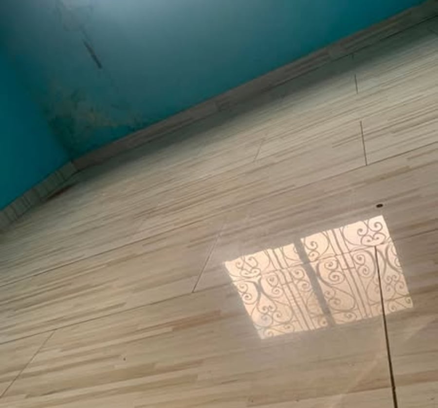 Studio moderne à Ndogbassi – Balcon, parking, forage, compteur prépayé