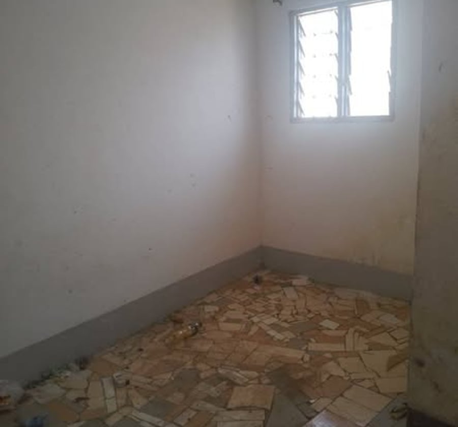 Chambre moderne avec douche à Emombo