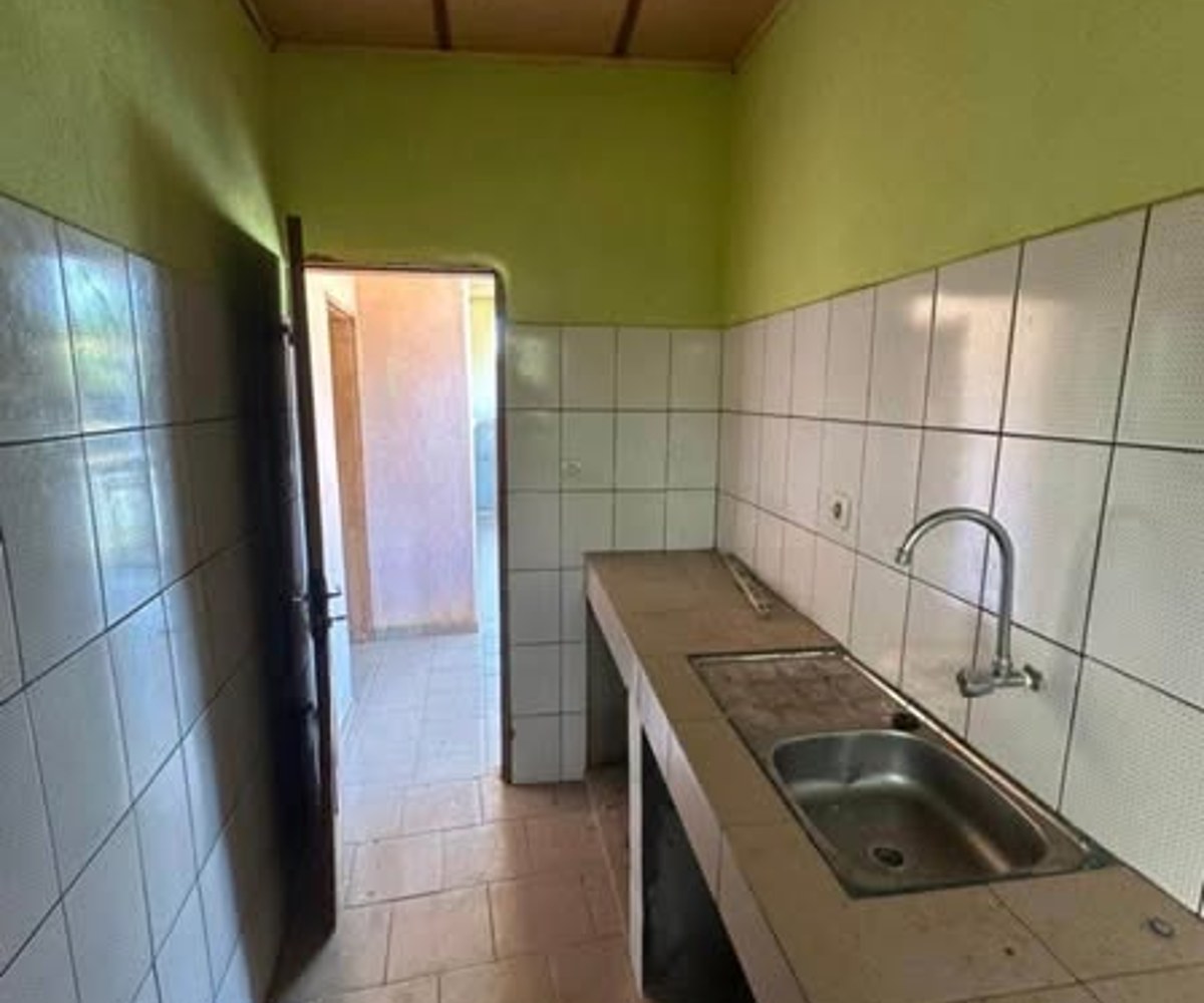 Appartement 2 chambres à louer à Mendong - 70 000 XAF/mois