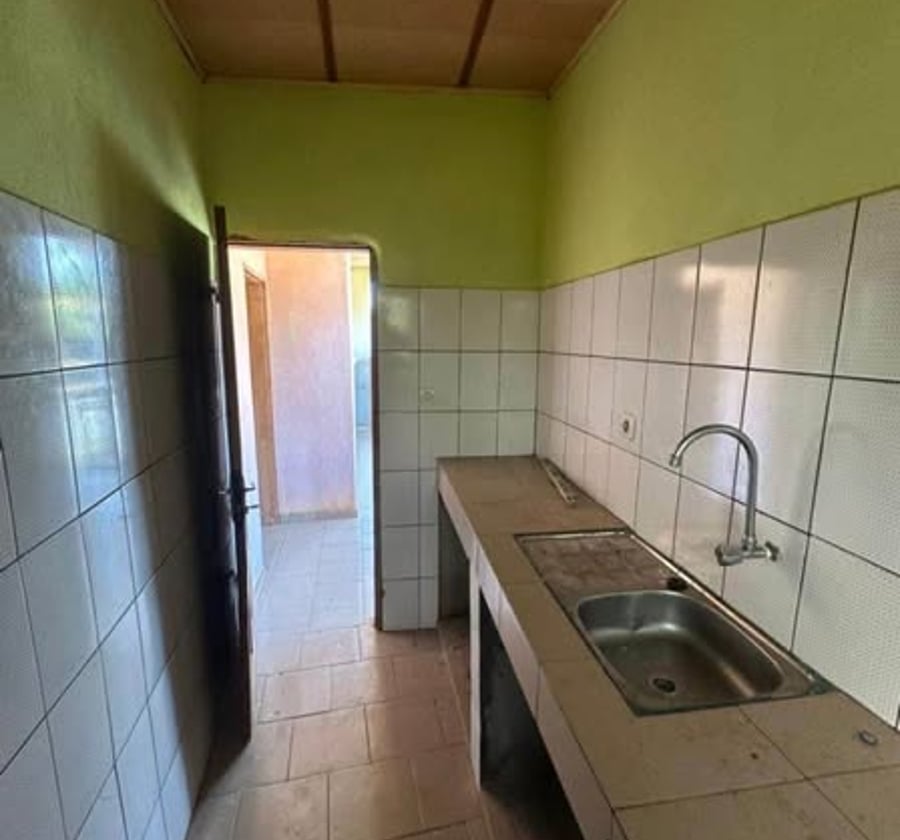 Appartement 2 chambres à louer à Mendong - 70 000 XAF/mois