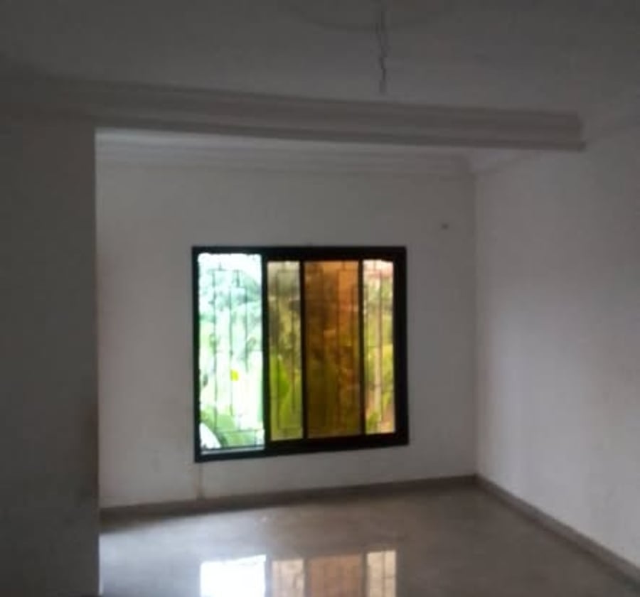Studio moderne haut standing situé à logbessou à 100f du goudron constitué de 1grande chambre 1grand salon 1 cuisine 2 douches 2 balcons