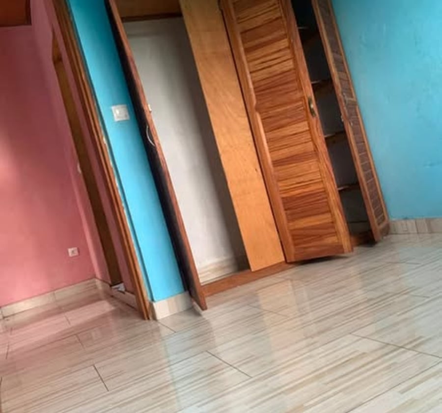 Studio moderne à Ndogbassi – Balcon, parking, forage, compteur prépayé