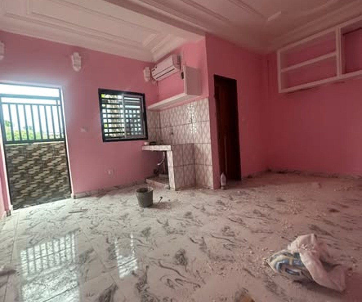 Vaste chambre moderne climatisé - PK12 Douala